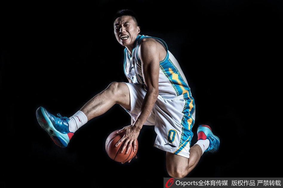 只退不防！籃網(wǎng)命中三分仍被哈特追身打成2+1 籃網(wǎng)喊停