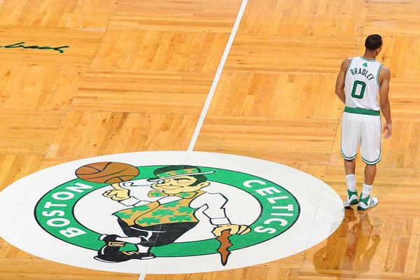 年輕人就是虎！貝籃下放籃不中 米西飛身隔著(zhù)倆人補扣將球摁進(jìn)