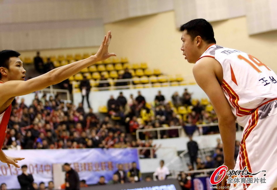 俱樂(lè )部百次出場(chǎng)，切爾西為帕爾默等五名球員頒發(fā)紀念禮物