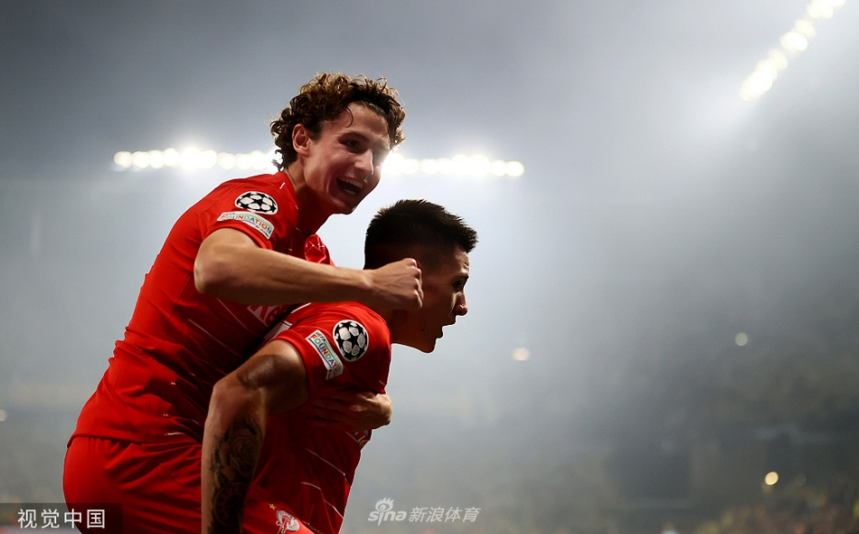 姆伯莫開(kāi)場(chǎng)4分鐘造紅，弗爵爺興奮起身振臂慶祝