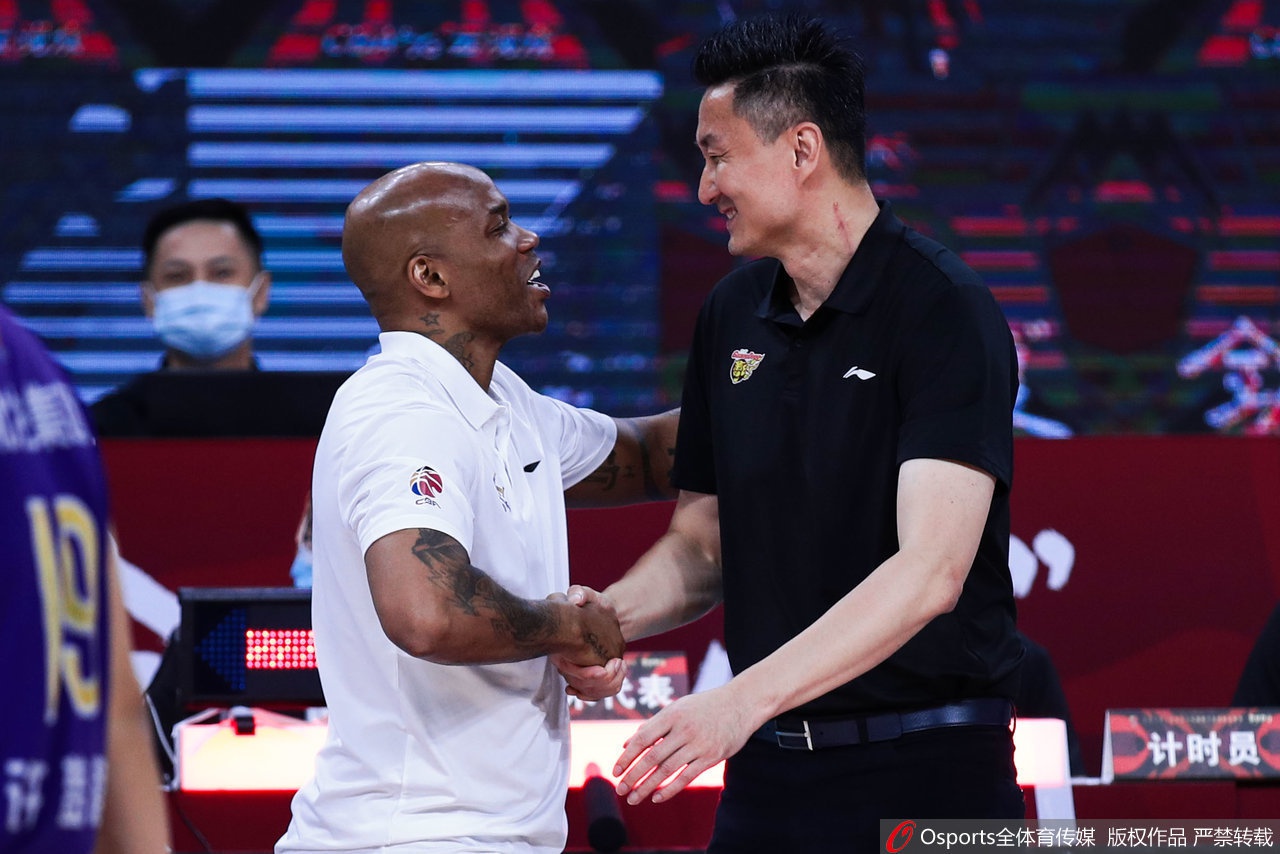 力保城門(mén)不失！伊尼戈禁區內絆倒對手送點(diǎn)，納賈爾撲點(diǎn)