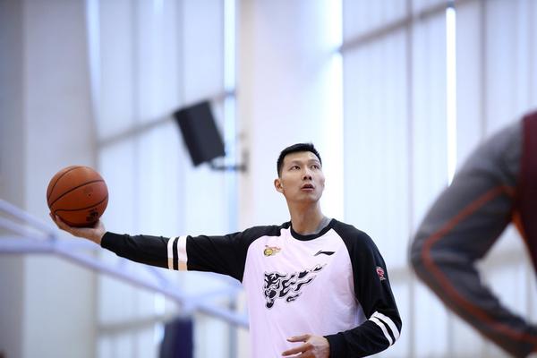 扎心了！維金斯夸鮑威爾今夏最佳引援 船記：這一點(diǎn)我可以證明