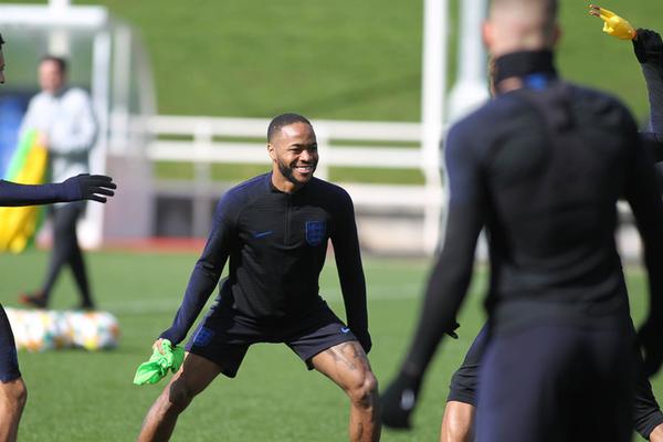 小羅社媒曬巴薩時(shí)期與隊友慶祝照片：在巴薩的美好回憶