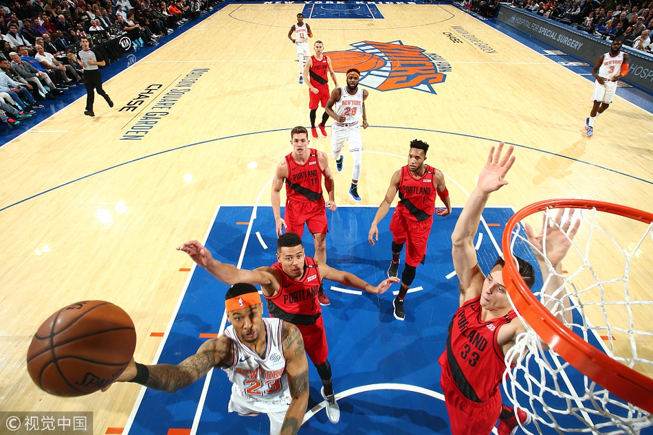 帶隊反超！字母哥雙手灌框砸扣，得到7分4籃板4助攻領(lǐng)先5分