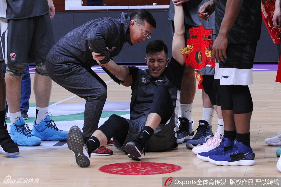 頑強！阿倫壓哨拋投打進(jìn)，隨后比爾反擊滑翔劈扣追平比分