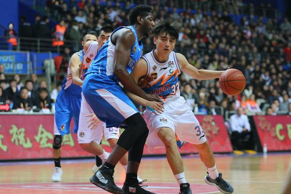 直播吧10月27日訊 NBA常規賽，黃蜂首節31-32落后奇才。首節比賽，黃蜂當家球星三球發(fā)揮不錯，進(jìn)攻端里突外投效率在線(xiàn)，扛起球隊進(jìn)攻。他出戰11分鐘，9中5，三分5中2，罰球3中3砍下15分7籃板
