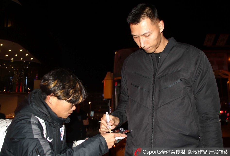 八卦媒體曝料 瓜迪奧拉外遇對象出席太太團合影