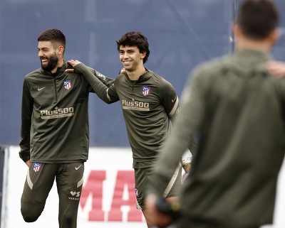 略顯尷尬！尼昂籃下溜底接球上空籃，結果打板過(guò)橋彈框而出