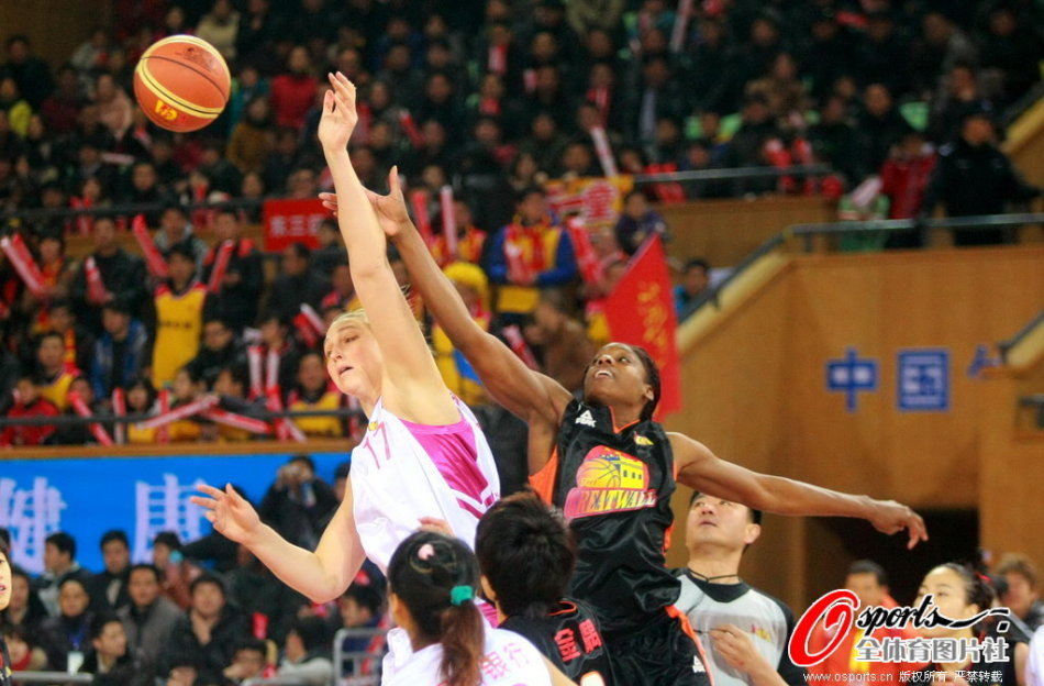 直播吧11月25日訊 NBA常規賽，掘金125-115擊敗灰熊。此役掘金后衛賈馬爾·穆雷傳射建功，打了37分鐘21投11中，三分9中6、罰球2中1拿到29分3籃板8助攻，正負值+6。