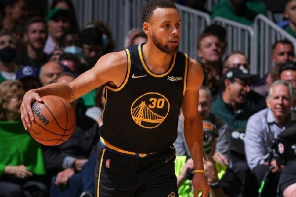 帶隊反超！字母哥雙手灌框砸扣，得到7分4籃板4助攻領(lǐng)先5分