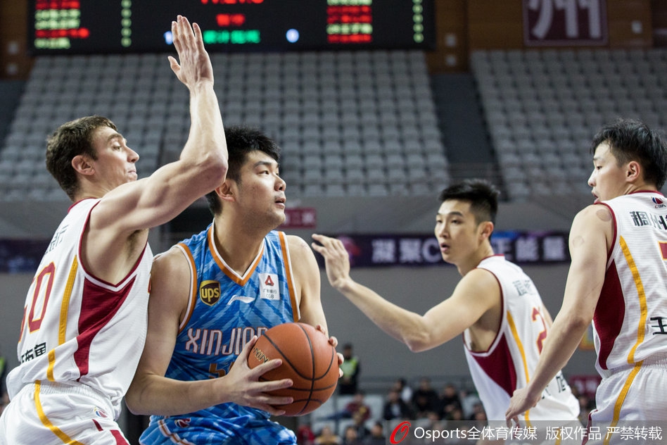 手起刀落！鮑爾超遠距離自信出手3分穩穩命中，公牛追至13分