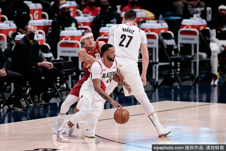 A史密斯：約基奇看著(zhù)像一大桶豬油卻無(wú)人能擋 這讓人難以置信