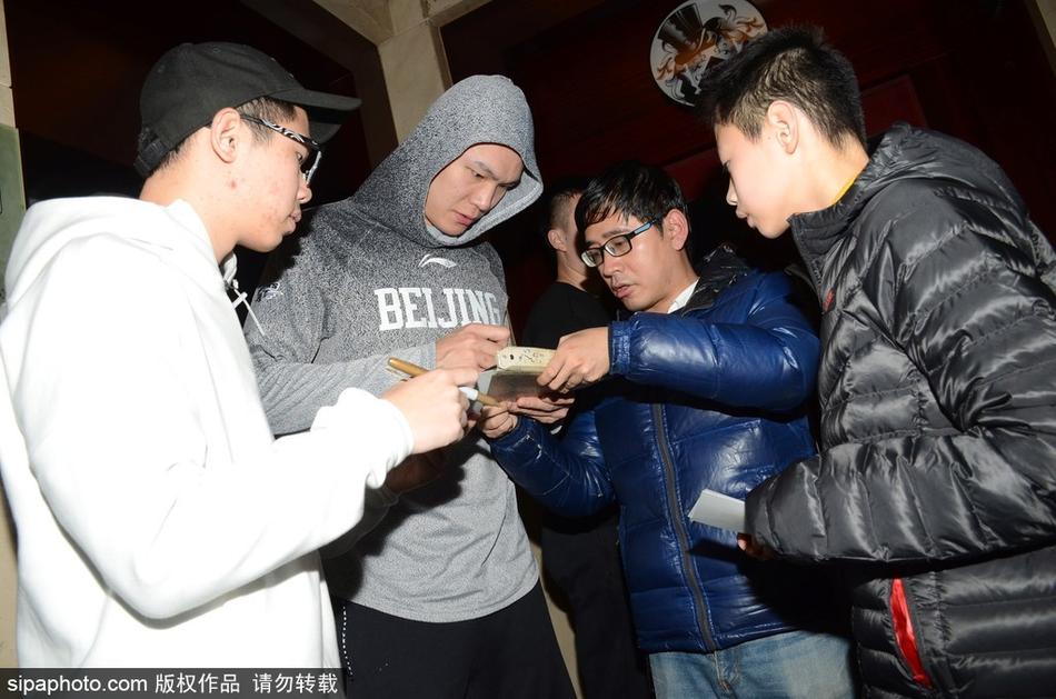 得分砍瓜切菜！布克賽季前六場(chǎng)砍下五次30+ 太陽(yáng)隊史首人