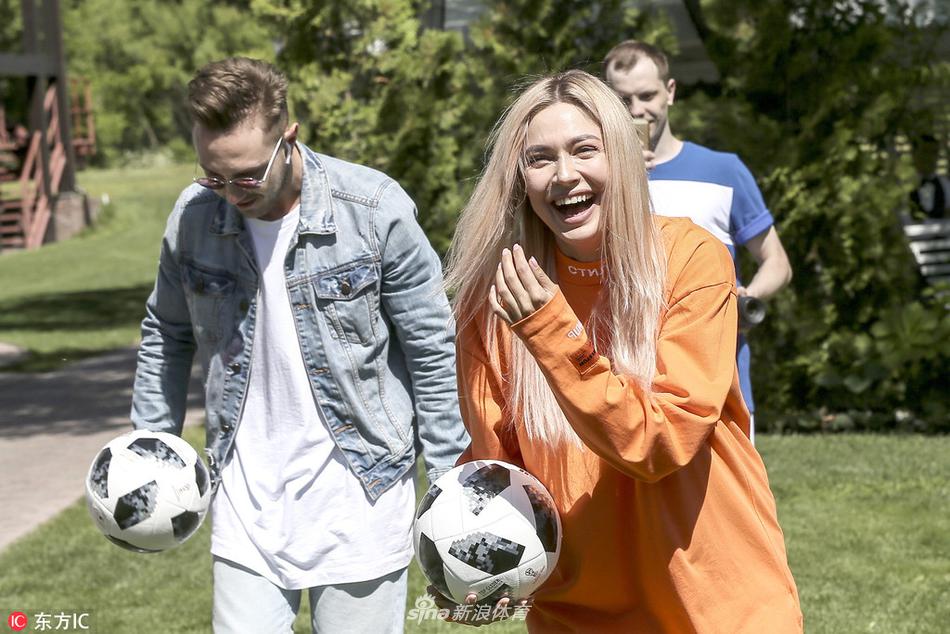 太帥了這下！多庫1V2叕成功突破，隨后打門(mén)被撲住