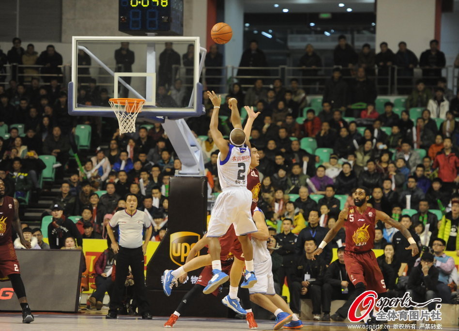 直播吧11月13日訊 NBA官方公布了新一期的新秀排行榜，克尼佩爾憑借近期出色的發(fā)揮升至榜單第一，科沃德第二的排名和前兩期都保持一致，弗拉格也是穩住了第三位的排名，而埃奇庫姆掉到了第四位。1、克尼佩爾