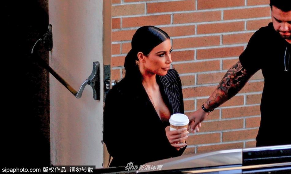 狀態(tài)真不錯！恩比德半場(chǎng)11中7拿到15分5板2助 首節11分