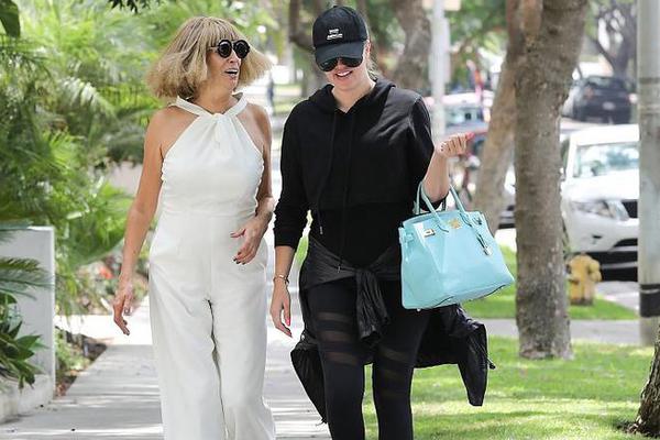 這也有？NFL賽場(chǎng)再次有人將假陽(yáng)具扔進(jìn)場(chǎng)內 此前在WNBA曾多次出現