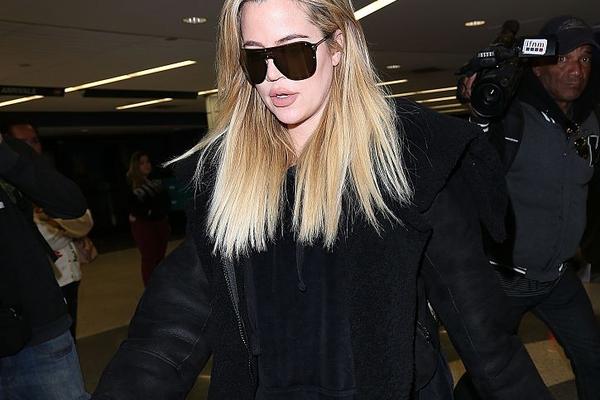 直播吧12月30日訊 據知名意大利記者隆戈報道，孔塞桑將在當地時(shí)間今天下午2:30抵達米蘭，他已經(jīng)同AC米蘭完成了簽約。在本輪意甲AC米蘭1-1戰平羅馬之后，豐塞卡遭到解雇。米蘭將聘任孔塞桑作為球隊新