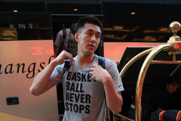 小編沒(méi)法描述了！奇克護球倒地，被巴斯托尼強行從身下掏走皮球