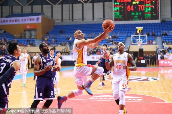 轉型防守悍將？烏布雷半場(chǎng)3中2得5分 送出6次搶斷1蓋帽