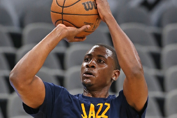 直播吧11月11日訊 NBA常規賽，憑借維金斯壓哨扣籃絕殺，熱火140-138險勝騎士。賽后接受采訪(fǎng)時(shí)，談及球隊的絕殺戰術(shù)時(shí)，熱火主帥斯波說(shuō)道：“我的那張寫(xiě)著(zhù)CQ教練奎因）的戰術(shù)卡保留4年了，所以當比