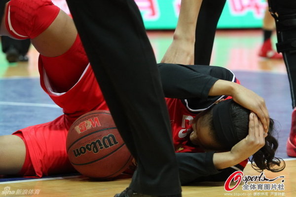 真不是故意??！三球欲單手送妙傳 但結結實(shí)實(shí)砸了布倫森腦袋