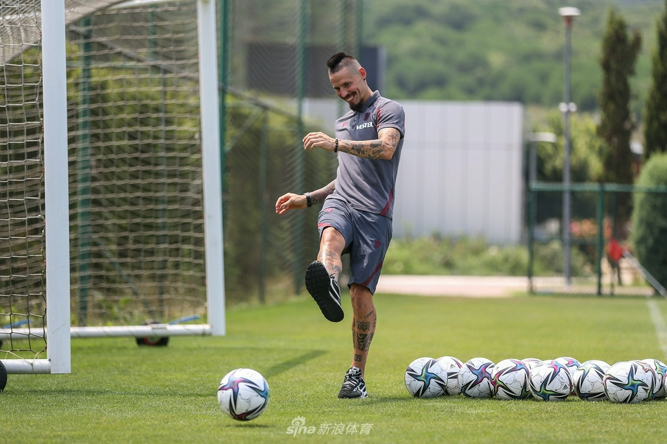 送點(diǎn)+反向解圍！馬爾基尼奧斯本場(chǎng)6解圍2攔截2搶斷 3犯規+1失良機