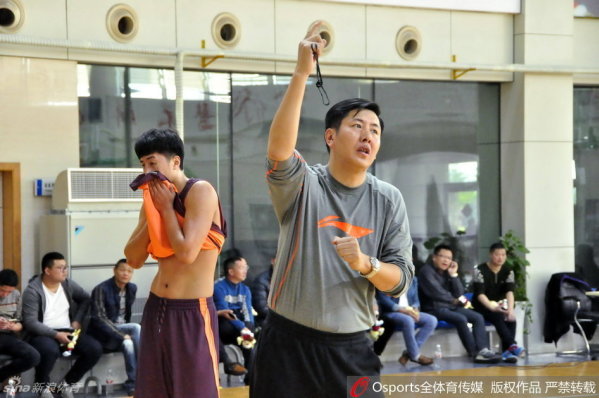 全民水滸紫色武將爆率分析，有錢(qián)也得看臉。作為一款卡牌類(lèi)的手機網(wǎng)游，首先卡牌肯定是最重要的組成部分。而卡牌也就直接掛鉤了玩家的實(shí)力。這一次的內測還是紫卡為封頂，最好的卡牌也就是五星紫卡罷了。所以如何獲得