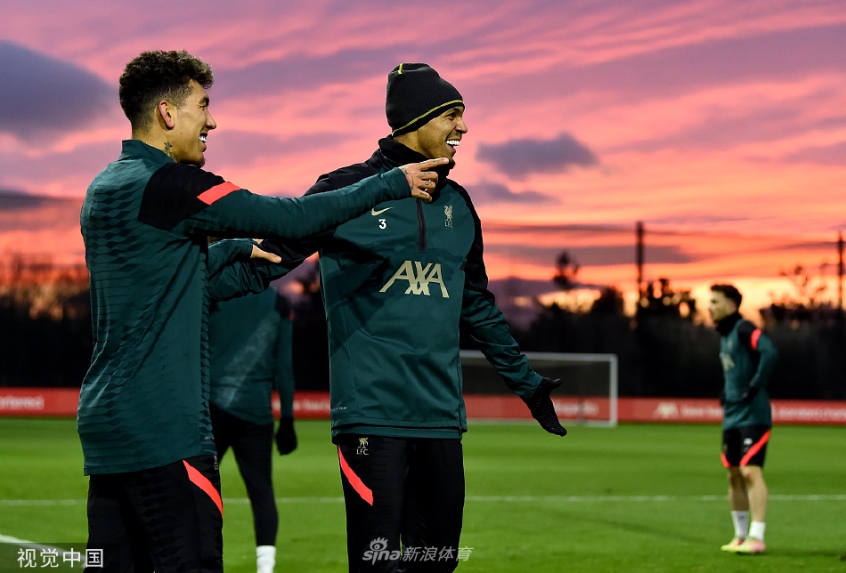 勢不可擋！西亞卡姆迎著(zhù)鮑爾干拔命中三分，步行者領(lǐng)先20分