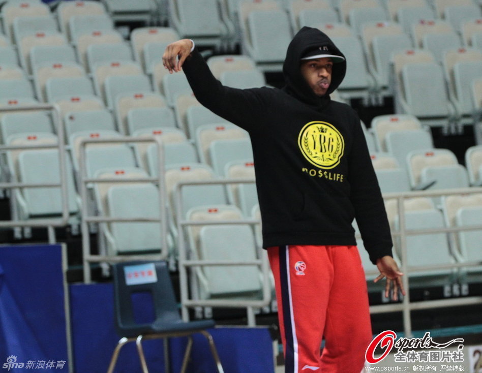 拜仁半場(chǎng)換人，金玟哉換下塔