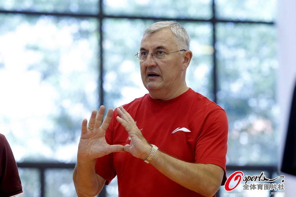 溫馨一幕！阿勞霍帶著(zhù)患病小球迷見(jiàn)亞馬爾