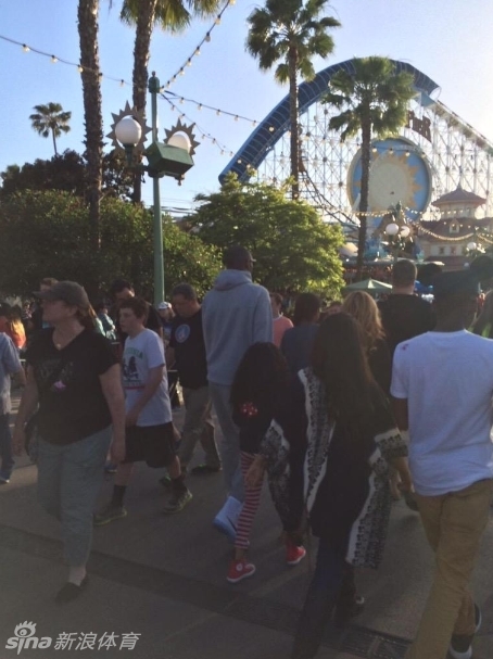 這算官宣？英格拉姆和歌手女友場(chǎng)邊秀恩愛(ài)