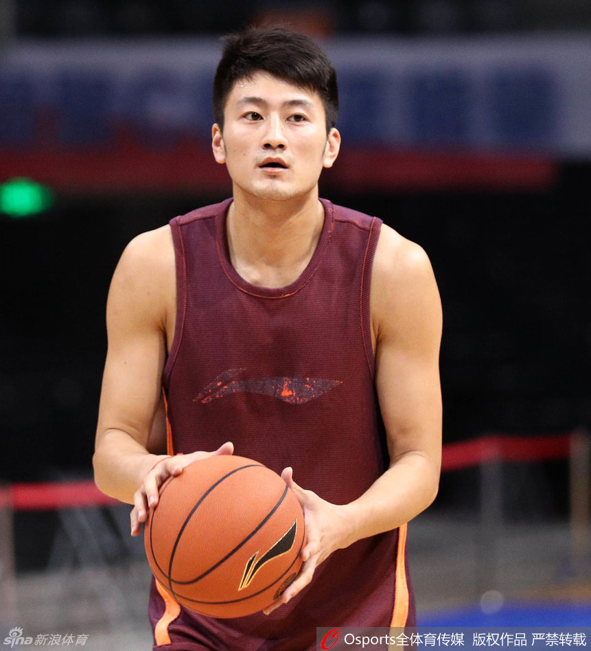 直播吧10月23日訊 今天上午7點(diǎn)，熱火客場(chǎng)挑戰魔術(shù)。本場(chǎng)比賽，熱火先發(fā)：戴維恩-米切爾、鮑威爾、維金斯、約維奇、阿德巴約。