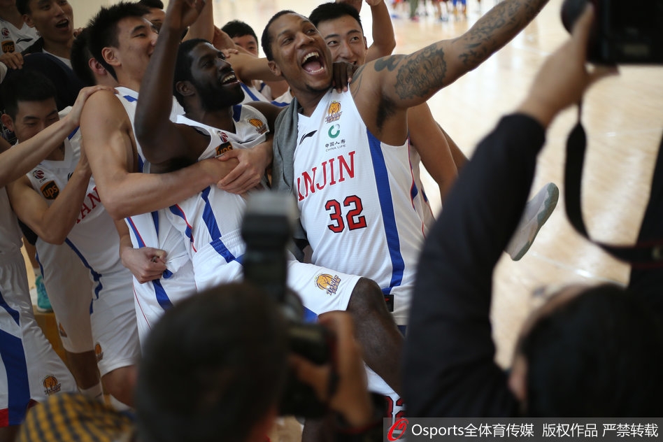 虎撲02月11日訊 今日NBA常規賽獨行俠對陣國王的比賽正在進(jìn)行中。加時(shí)賽中，德羅贊跳投造成犯規后兩罰全中，剩21秒國王領(lǐng)先4分。
