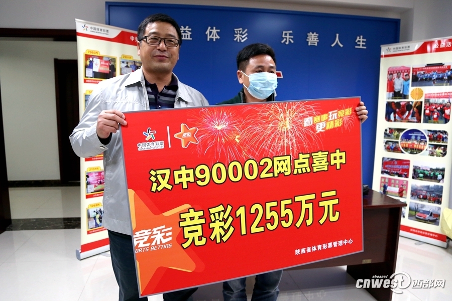 [流言板]狀態(tài)不錯！西亞卡姆補籃打進(jìn)，隨后哈利伯頓急停命中跳投