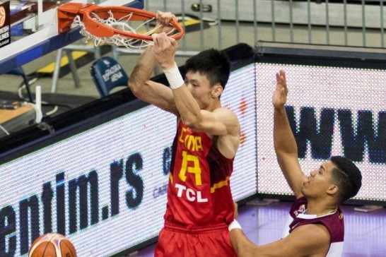 蝴蝶穿花！普爾持球突破吸引防守 妙傳助瓊斯輕松上籃打中