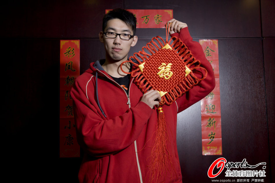 ??謝爾基助攻，哈蘭德單刀穩穩打進(jìn)，聯(lián)賽10場(chǎng)12球穩居射手榜首