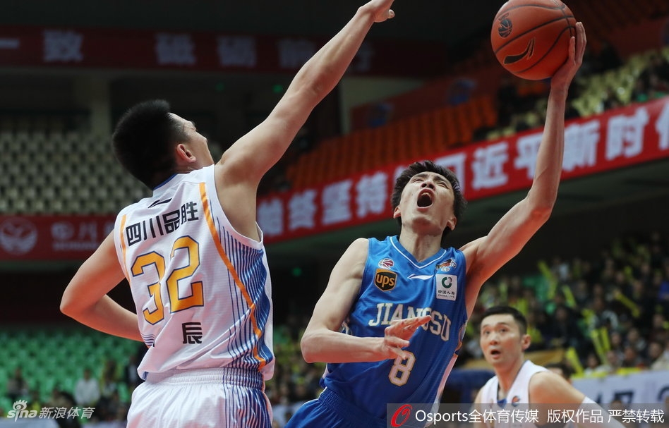 直播吧12月23日訊 NBA常規賽，鵜鶘半場(chǎng)57-63落后獨行俠。上半場(chǎng)，鵜鶘13號新秀奎因表現非常高效且全面。他出戰15分36秒，6投4中，三分2投0中、罰球4中3，得到11分5籃板2助攻2搶斷。