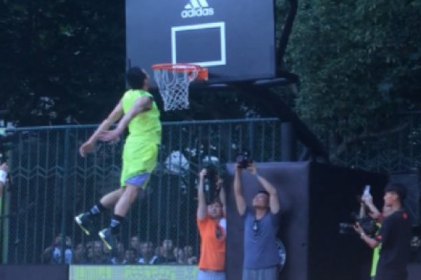 薩利巴社媒曬防守里沙利松照片：北倫敦依然是紅色的