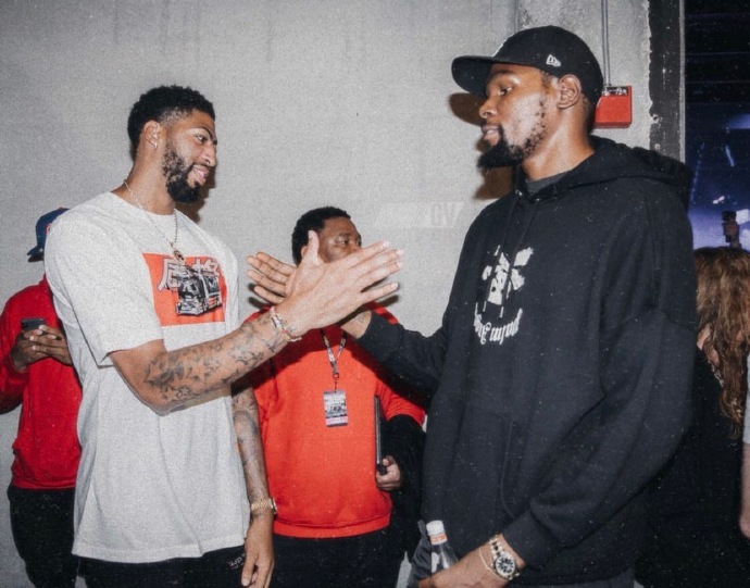 填滿(mǎn)數據欄！布萊克13中8貢獻20分1板2助2斷2帽 首節10分