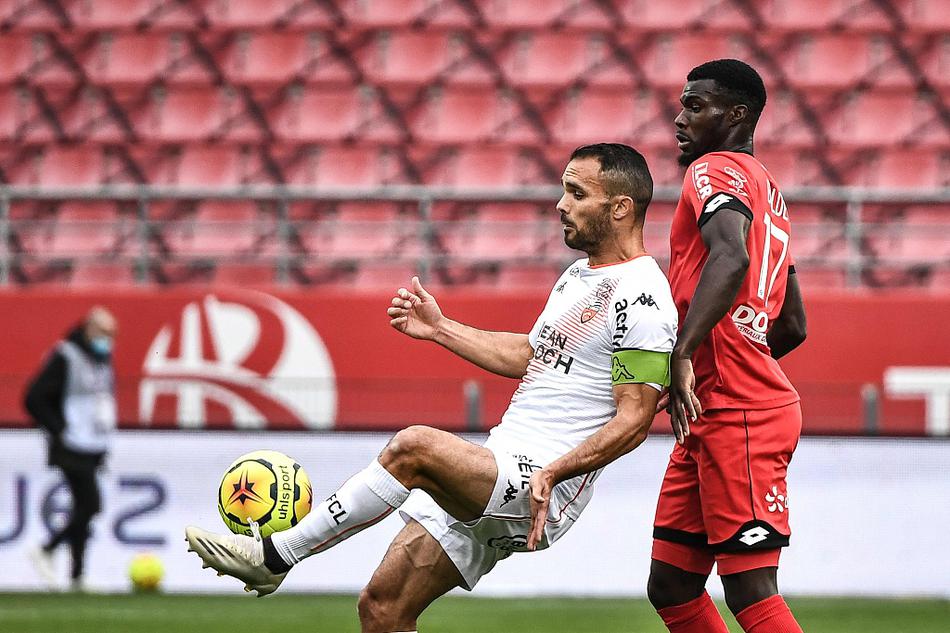 虎撲01月10日訊 今日NBA常規賽太陽(yáng)對陣老鷹的比賽正在進(jìn)行中。比賽第一節，杜蘭特迎著(zhù)羅迪命中干拔跳投，首節已砍下14分。