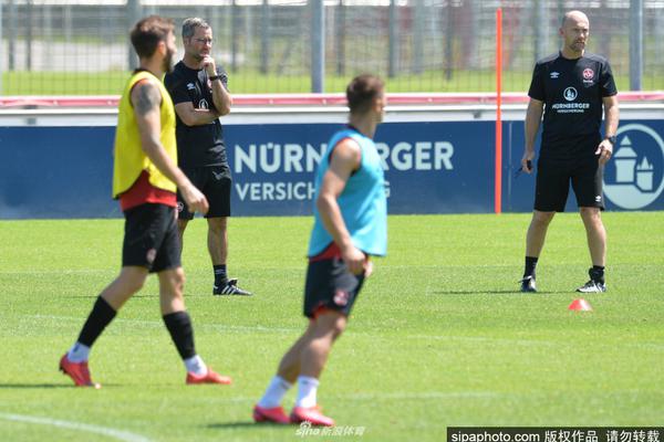 虎撲01月26日訊 NBA常規賽，雄鹿與快船的比賽將在稍后開(kāi)始。賽前，快船記者曬出了字母哥練習罰球的方式，中間豎著(zhù)一個(gè)桿。