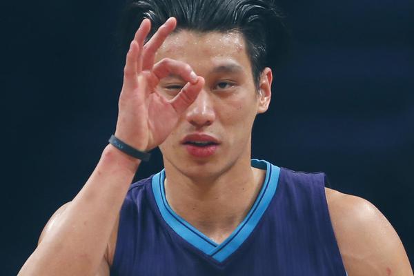 虎撲01月10日訊 今日NBA常規賽火箭對陣灰熊的比賽正在進(jìn)行中。比賽第二節，阿爾達馬超遠距離隨手一拋，命中高難度壓哨三分。
