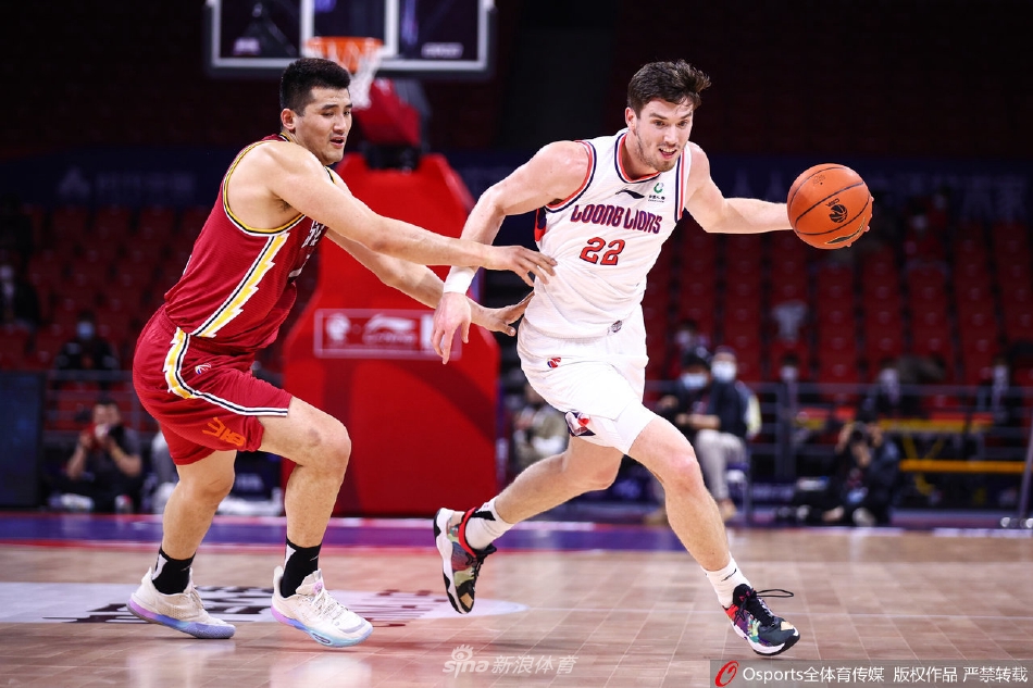 [流言板]防得好！卡馬拉從后場(chǎng)貼身追防拉文，最后完成排球大帽扇飛