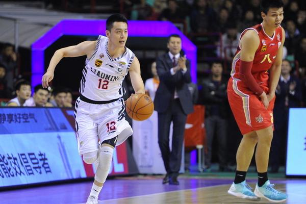 那不勒斯主席德勞倫蒂斯手持C羅球衣，與利雅得勝利CEO合影