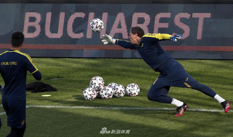 表現驚艷！17歲卡爾半場(chǎng)1射進(jìn)1球 2對抗2成功+1搶斷 獲評7.6分