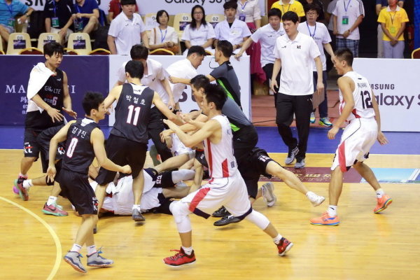 [流言板]格林：史密斯輕松就可以拿到兩雙，我們要有其他人站出來(lái)