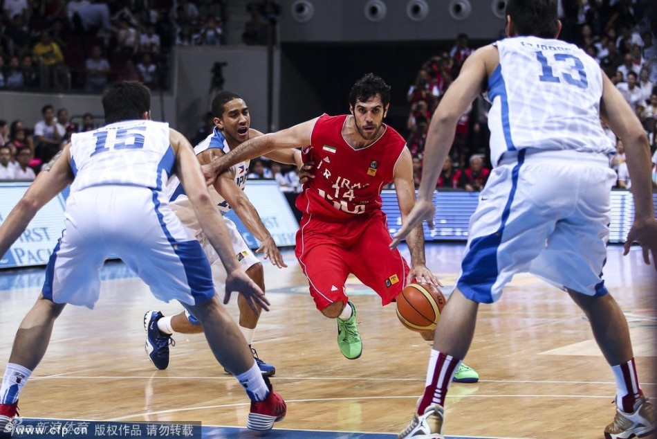 略顯尷尬！尼昂籃下溜底接球上空籃，結果打板過(guò)橋彈框而出