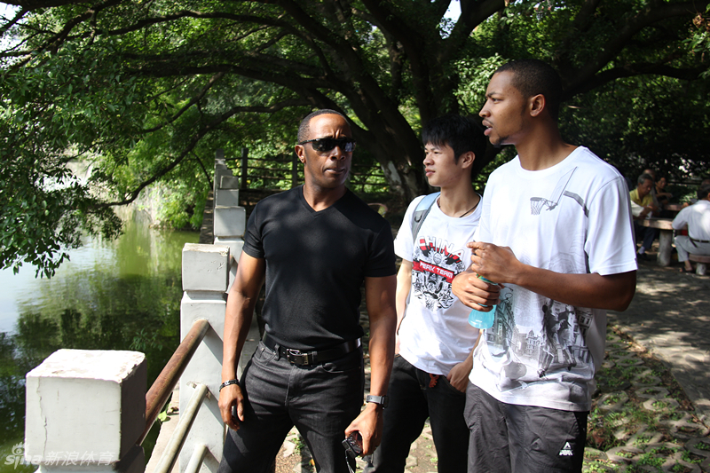 誰(shuí)更強？UFC傳奇選手小鷹社媒曬與伊布扳手腕照片