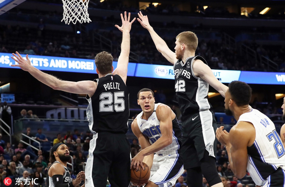 一蹦三尺高！76人加時(shí)反超 恩比德沖鋒進(jìn)場(chǎng)慶祝！